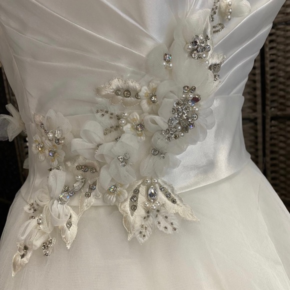 Stunning White Maggie Sottero Store Sample Wedding Dress on Sale !! - Picture 3 of 4